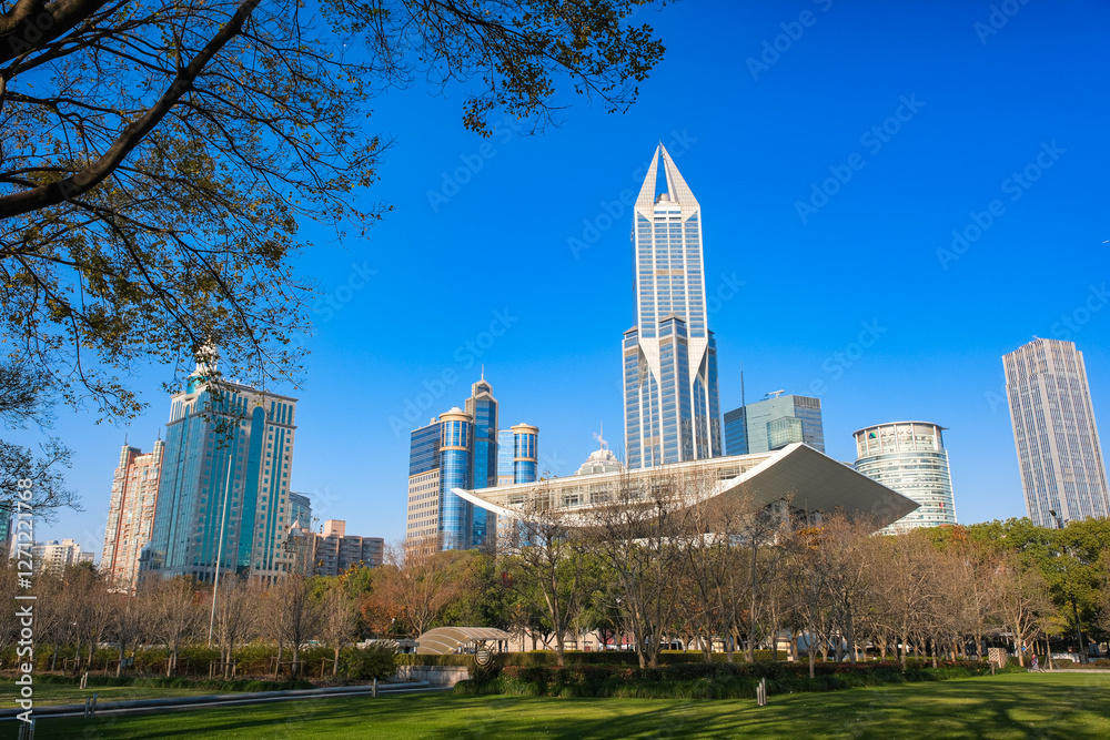 中国 上海市、人民広場と高層ビル群