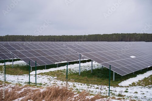 Obraz na płótnie Der Schnee ist von den Solarpanelen abgerutscht w salonie