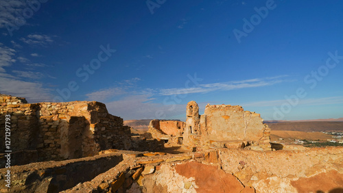 Ksar Beni Barka e,Al Barka Moschea,tipico villaggio Berbero costruito sulla cima di una montagna rocciosa costituito da abitazioni e magazzini per il cibo. Tataouine,Tunisia