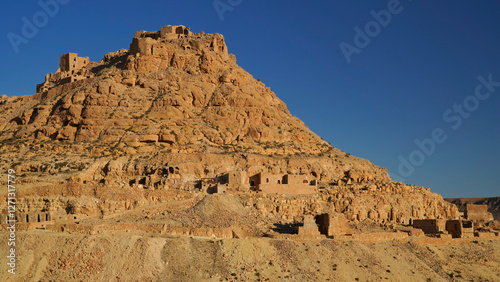 Ksar Douiret,tipico villaggio fortificato Berbero composto da granai e abitazioni costruiti all'interno di un muro di cinta difensivo. photo