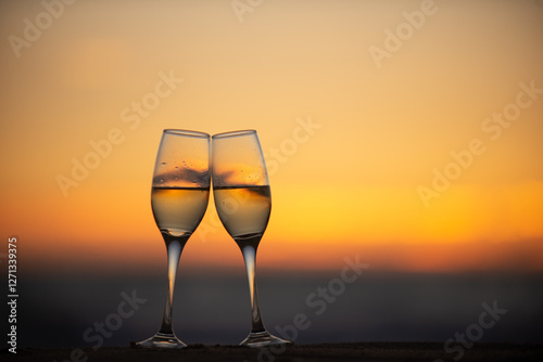 砂浜とワイングラス