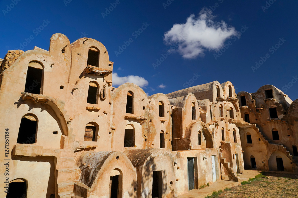 Naklejka premium Ksar Ezzahra, tipico villaggio fortificato Berbero composto da granai e abitazioni costruiti all'interno di un muro di cinta difensivo.