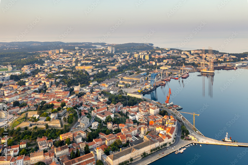 Fototapeta premium Aerial Aufsicht auf Altstadt von Pula, bei Sonnenaufgang Kroatien