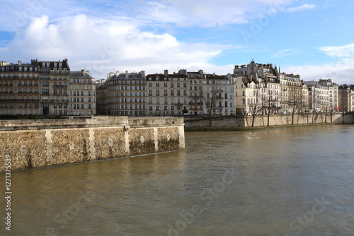 Immeubles sur les quais de l'île de la Cité à Paris
