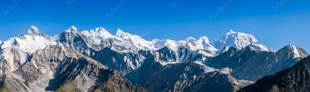 Obraz premium Majestic snow mountain range under blue sky