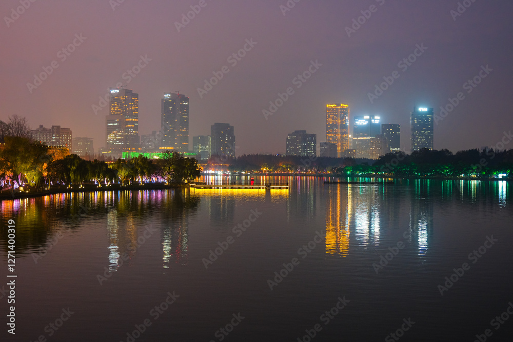 中国 南京市、夕暮れの玄武湖
