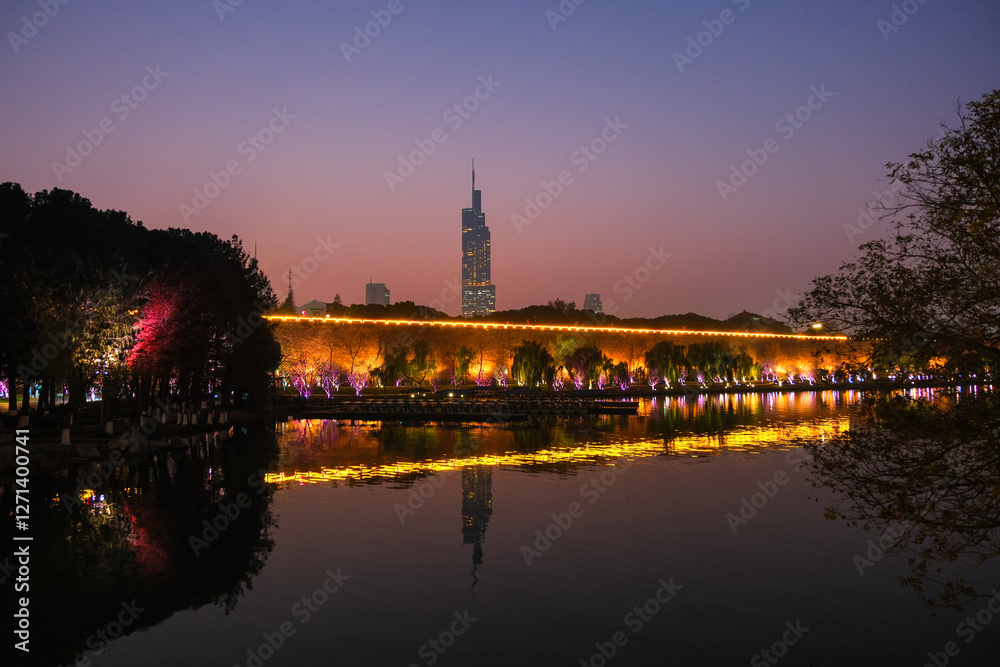 中国 南京市、夕暮れの玄武湖