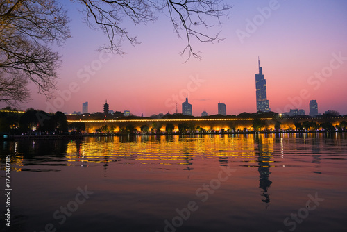 Obraz na płótnie 中国 南京市、夕暮れの玄武湖 w salonie