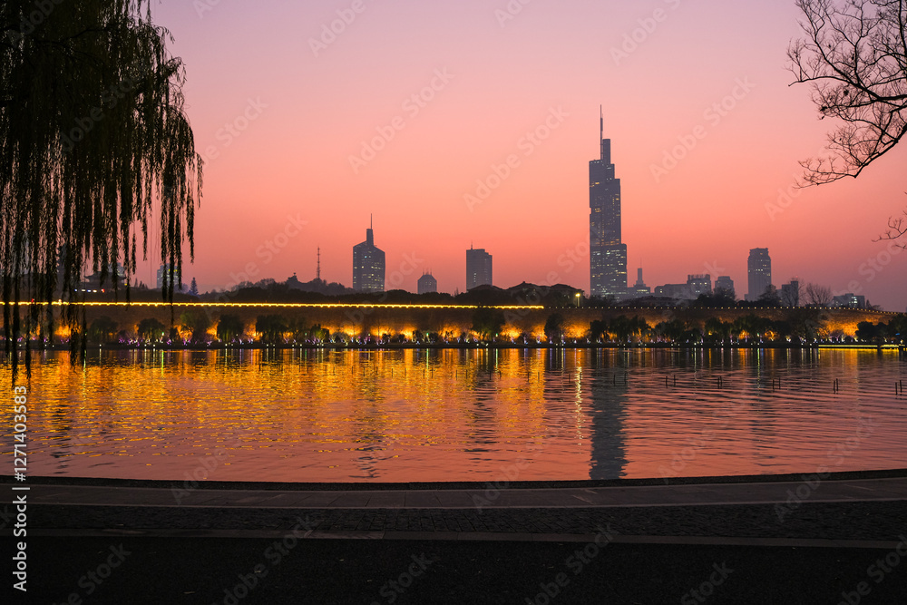 中国 南京市、夕暮れの玄武湖
