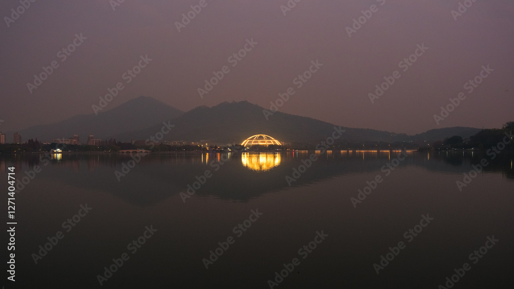 中国 南京市、夕暮れの玄武湖とライトアップされた太陽宮