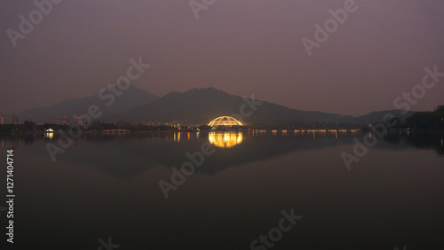 Obraz na płótnie 中国 南京市、夕暮れの玄武湖とライトアップされた太陽宮 w salonie