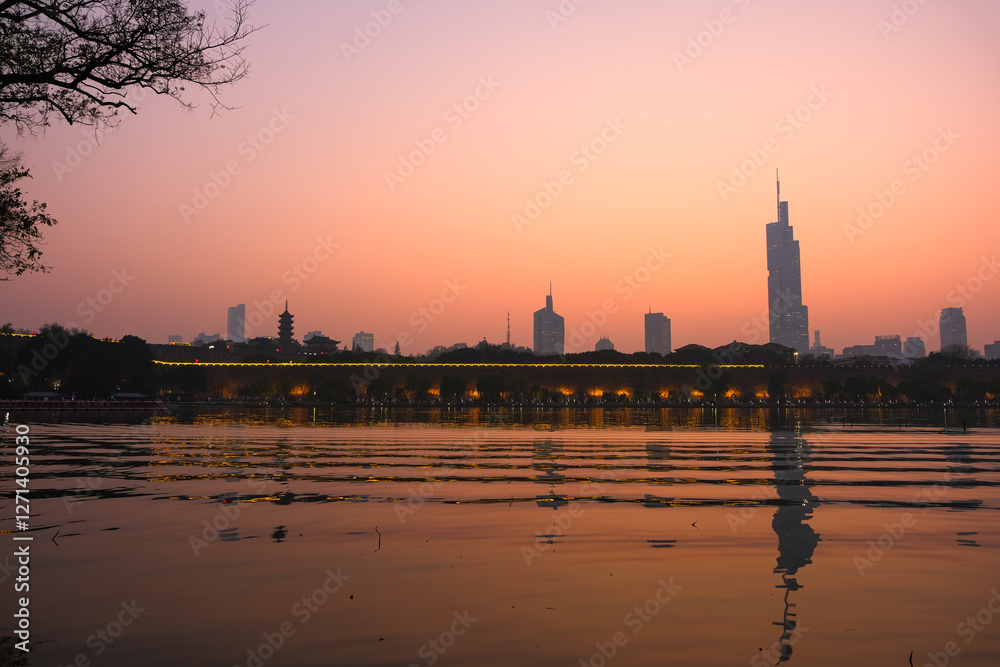 中国 南京市、夕暮れの玄武湖