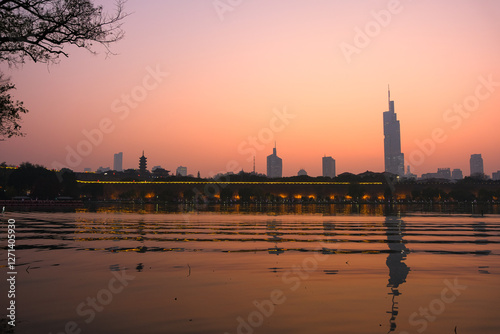Obraz na płótnie 中国 南京市、夕暮れの玄武湖 w salonie