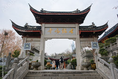Obraz na płótnie 中国 南京市の寺院、鶏鳴寺 正門 w salonie