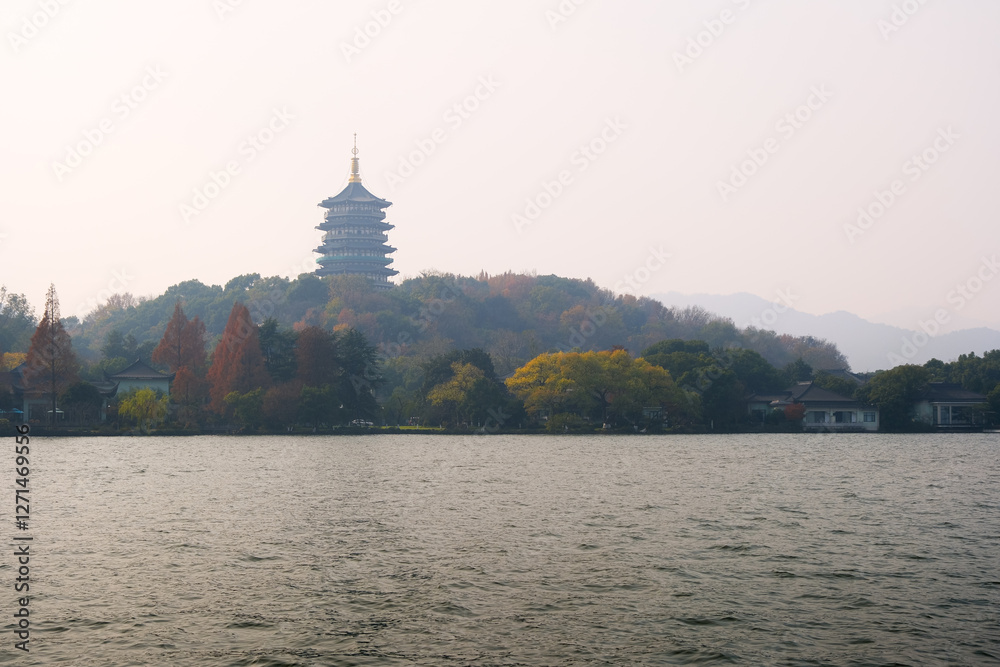 中国 浙江省杭州市、世界遺産の西湖と雷峰塔