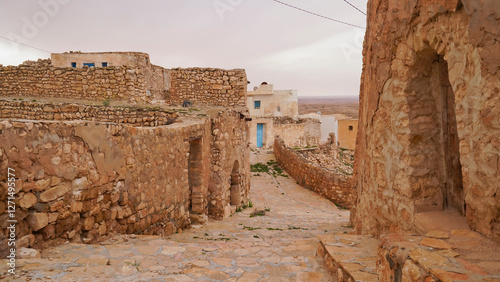 Ksar Tamezret, villaggio fortificato Berbero ancora abitatocomposto da granai e abitazioni costruiti all'interno di un muro di cinta difensivo. photo