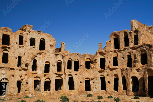 Ksar Tounket, villaggio fortificato Berbero composto da granai e abitazioni costruiti all'interno di un muro di cinta difensivo.