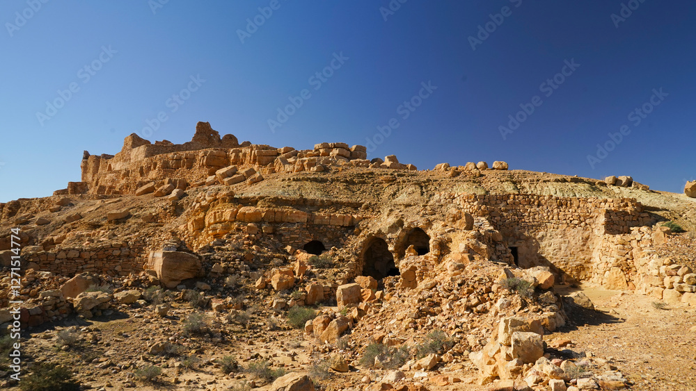 Ksar Tounket, villaggio fortificato Berbero composto da granai e abitazioni costruiti all'interno di un muro di cinta difensivo. Ksar Tounket, villaggio fortificato Berbero composto da granai e abitazioni costruiti all'interno di un muro di cinta difensivo.