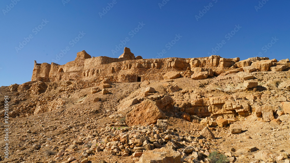 Ksar Tounket, villaggio fortificato Berbero composto da granai e abitazioni costruiti all'interno di un muro di cinta difensivo. Ksar Tounket, villaggio fortificato Berbero composto da granai e abitazioni costruiti all'interno di un muro di cinta difensivo.