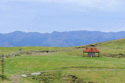 草原の中にある小屋
