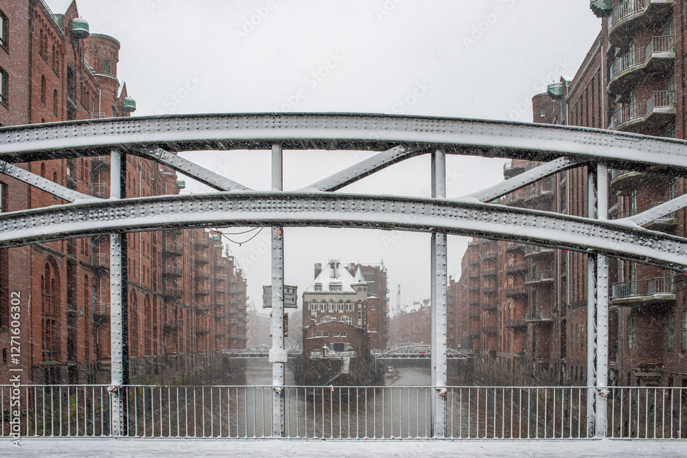 Fototapeta premium Die Speicherstadt in Hamburg mit dichtem Schneefall mit Schneeflocken in der Luft im WInter