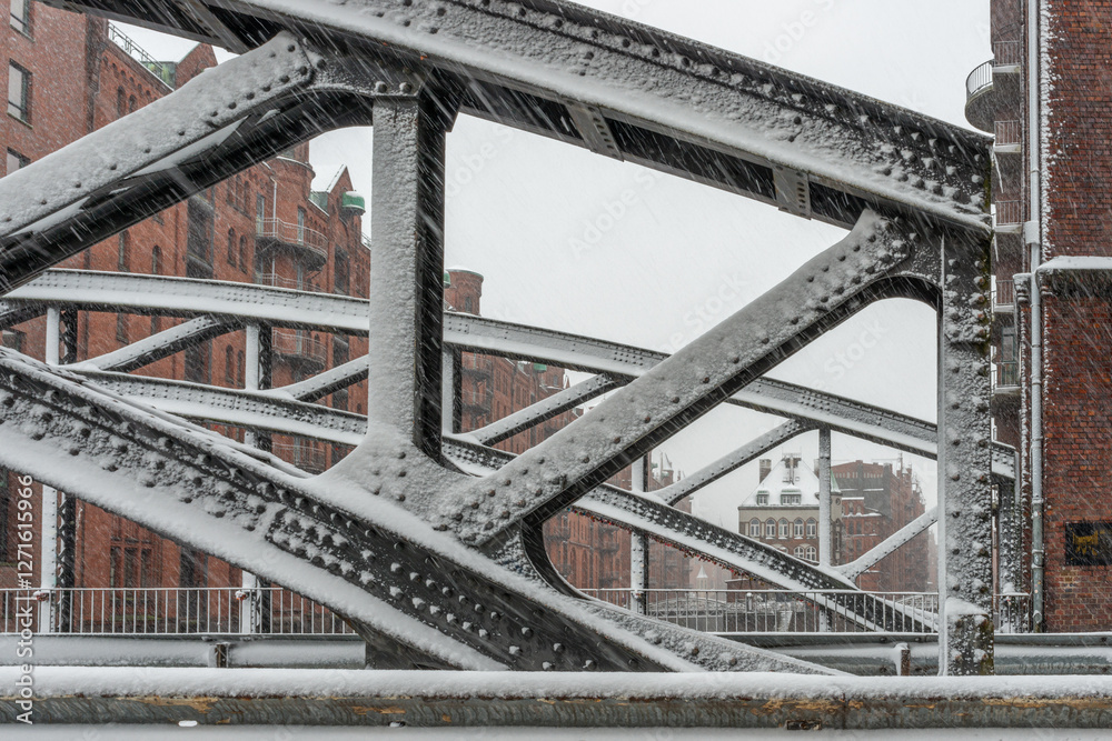 Aufnahme der Speicherstadt mit der Poggenmühlenbrücke im Vordergrund, in Hamburg mit viel Schnee im WInter Aufnahme der Speicherstadt mit der Poggenmühlenbrücke im Vordergrund, in Hamburg mit viel Schnee im WInter