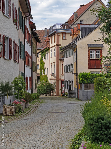 Blick in eine malerische Gasse in der Altstadt von Bregenz, Österreich photo