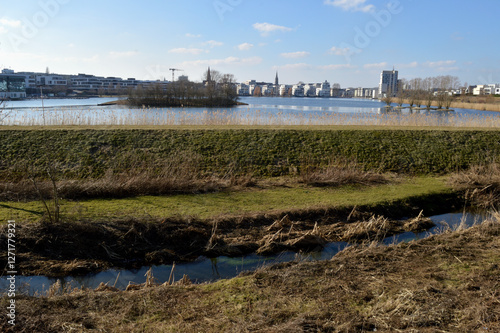 Im Vordergrund der renaturierter Fluss Emscher. Im Hintergrund der Phönixsee in Dortmund, Deutschland. Entstanden auf dem Gelände des alten Phönix Stahlwerks. Beispiel für Strukturwandel im Ruhrgebiet