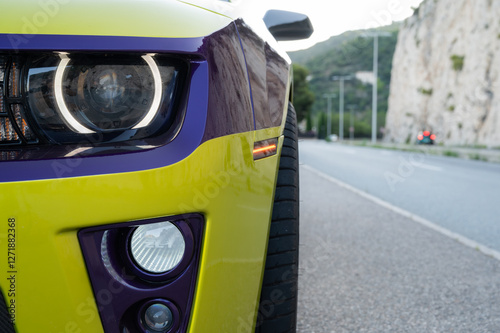 Voiture de sport. Vitesse. Intérieur et extérieur. Dans les rues de la ville.