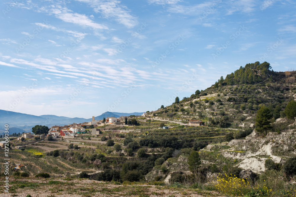 Obraz premium Paisaje de montaña con la población de Balones en día soleado de invierno. España