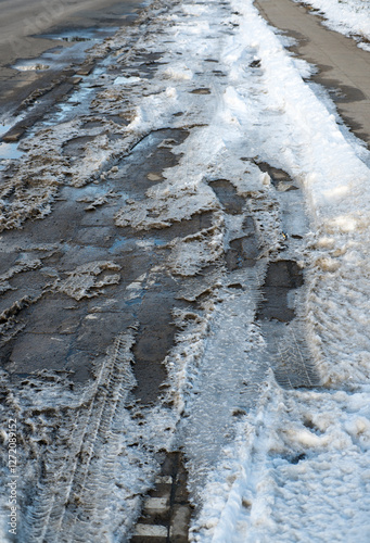 Obraz na płótnie Snow and mud on the side of the road and sidewalk
w salonie