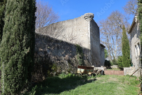 Obraz na płótnie Le château de la Bastide, vue de l'extérieur, village de Goudargues, département du Gard, France w salonie