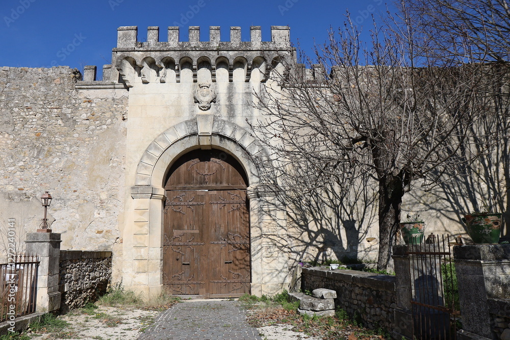 Le château de la Bastide, vue de l'extérieur, village de Goudargues, département du Gard, France