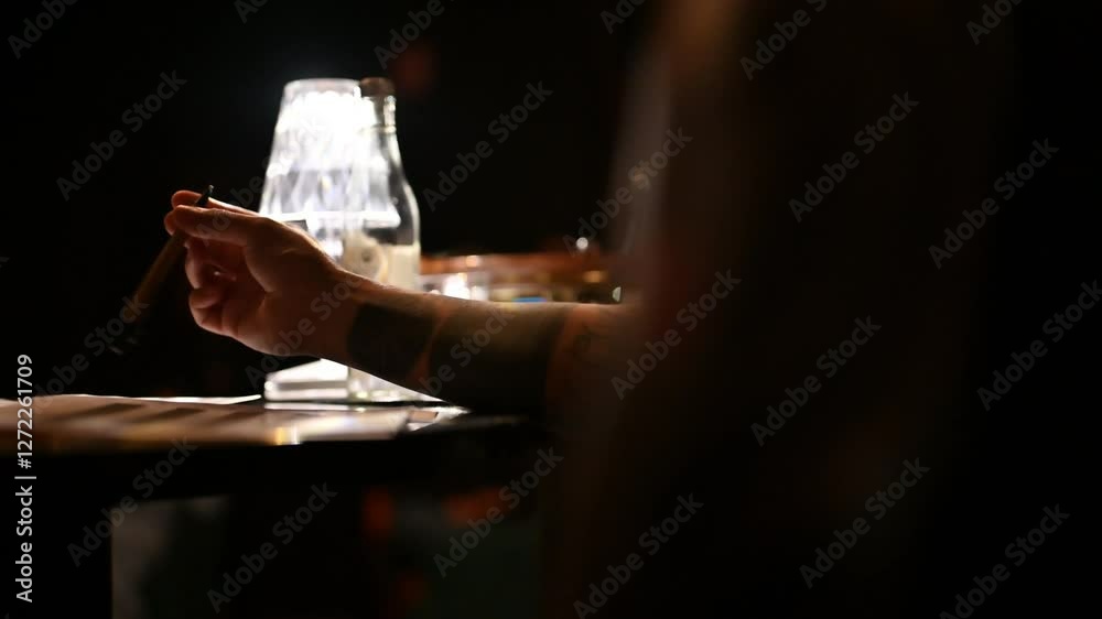 Mano con una pluma, esperando a escribir