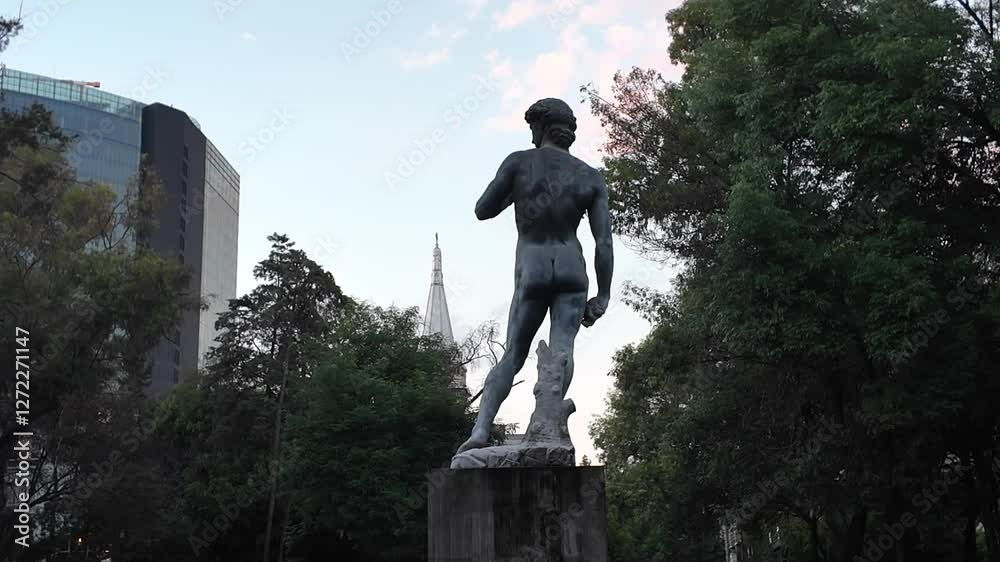 Estatua en el centro de la ciudad