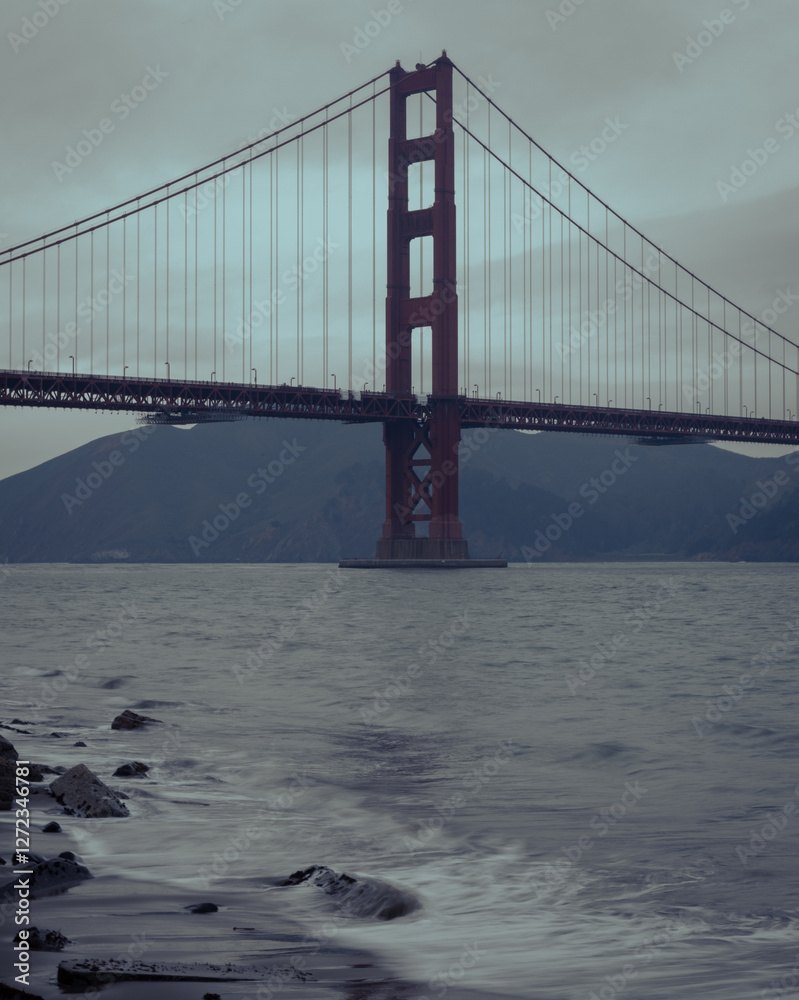 Obraz premium Golden Gate on a Gloomy Day