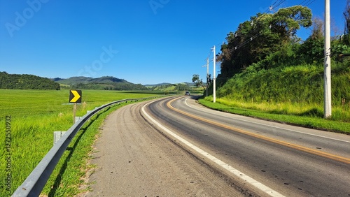 Uma curva em uma estrada na cidade de Salesópolis, estado de São Paulo, Brasil. photo