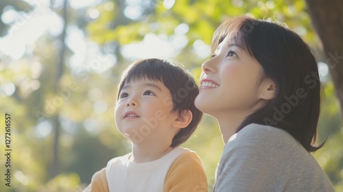 空を見上げる親子