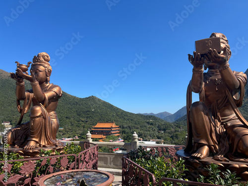 Obraz na płótnie Statues at The Tian Tan Buddha w salonie