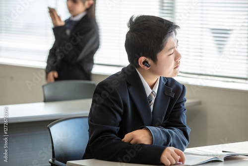 イヤホンで音楽を聴く男子学生 photo