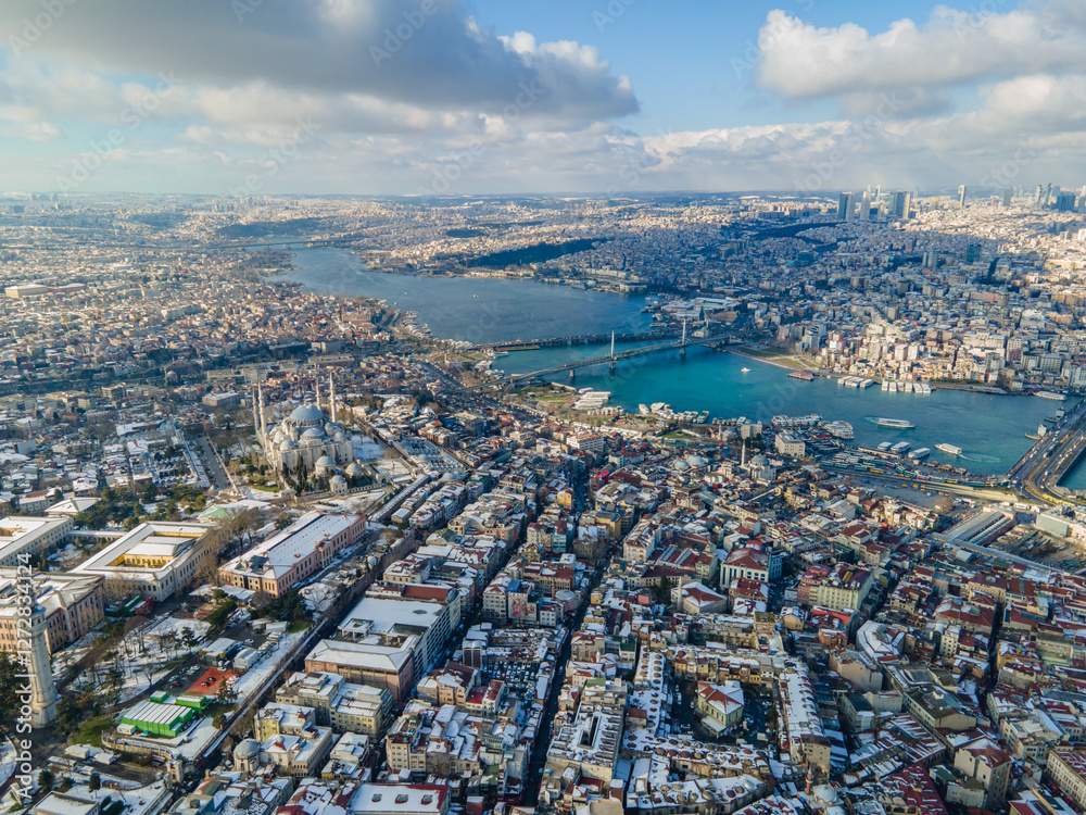 Obraz premium Winter Season in the Istanbul City Symbol Buildings Photo, Uskudar - Eminonu Fatih, Istanbul Turkiye (Turkey)