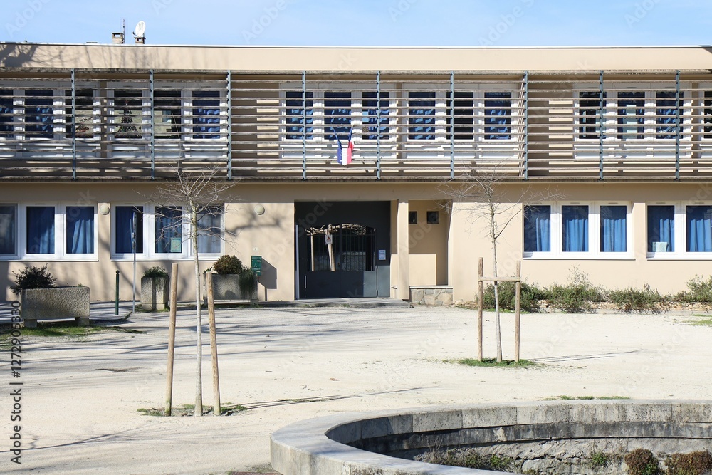 La mairie, vue de l'extérieur, village de Goudargues, département du Gard, France