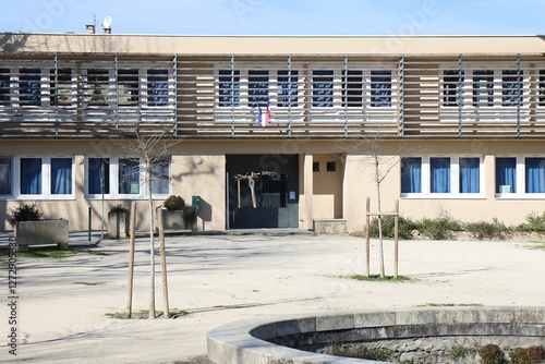 Obraz na płótnie La mairie, vue de l'extérieur, village de Goudargues, département du Gard, France w salonie