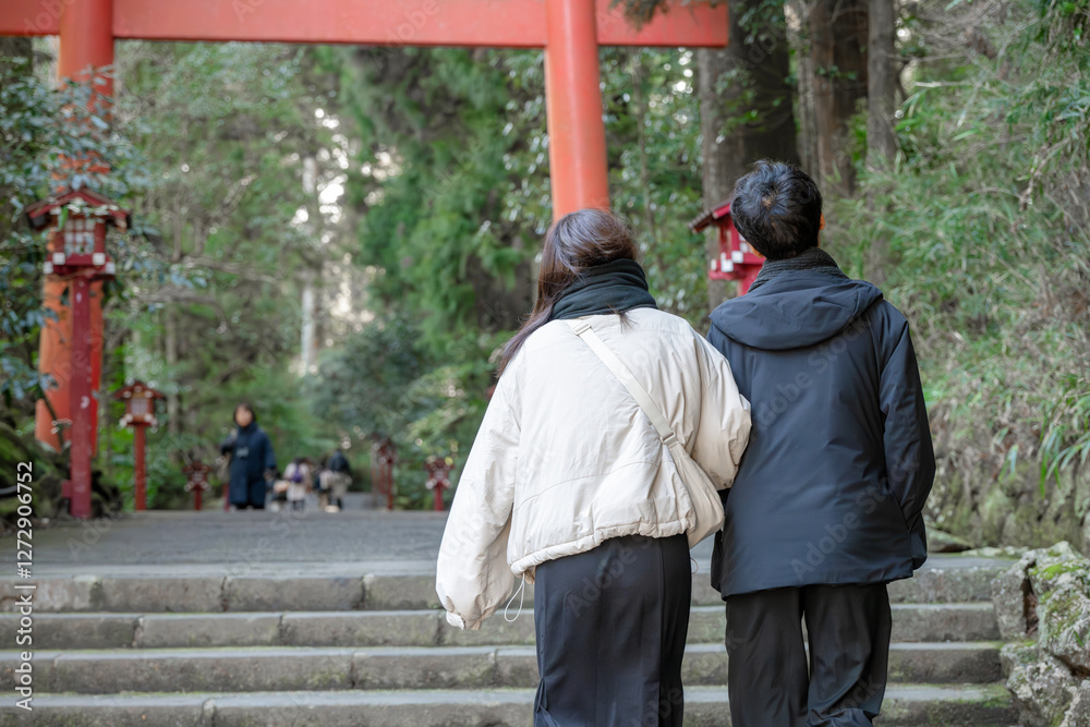 神社に向かう人々 神社に向かう人々