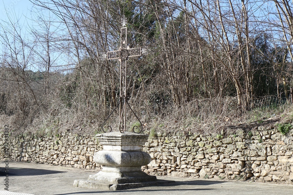 Croix de mission, calvaire, village de Goudargues, département du Gard, France