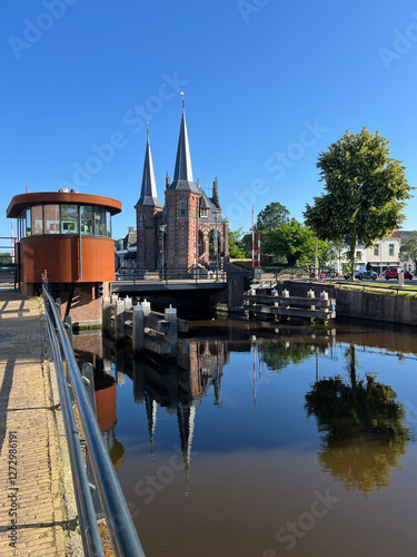 Obraz na płótnie The waterpoort in the city Sneek w salonie