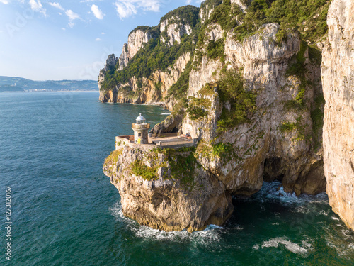 Faro del Caballo en el Monte Buciero de Santoña, Cantabria, España
