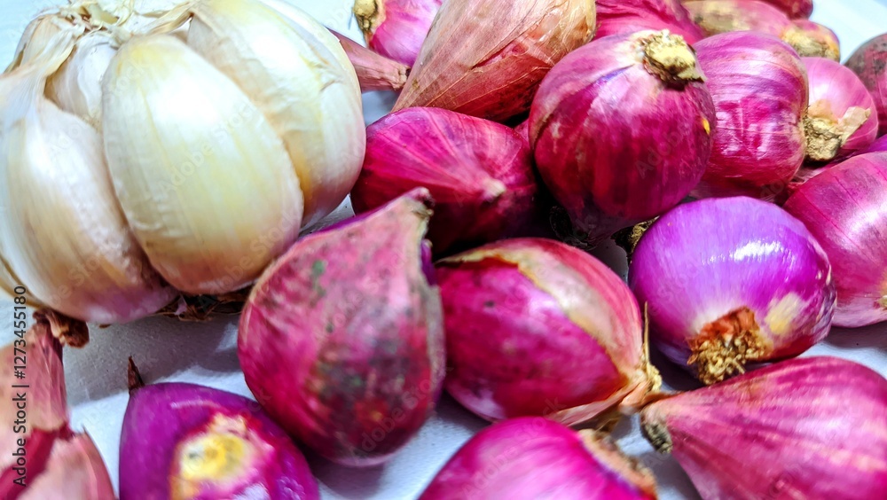 Shallots and garlic as cooking spices Shallots and garlic as cooking spices