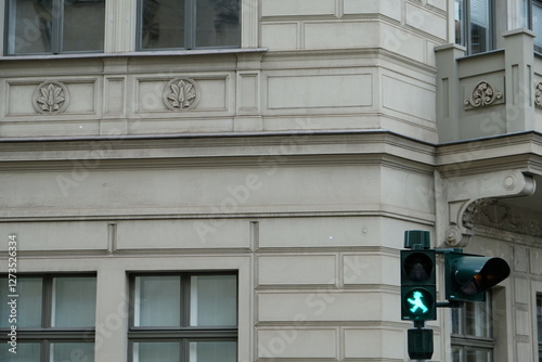 FU 2022-07-16 Halle 299 Vor dem Gebäude steht eine Ampel photo