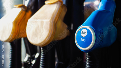Vue rapprochée de pistolets à carburant